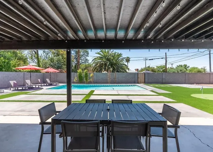 Holiday home Downtown Pool Pickleball Mini Putt Az *
