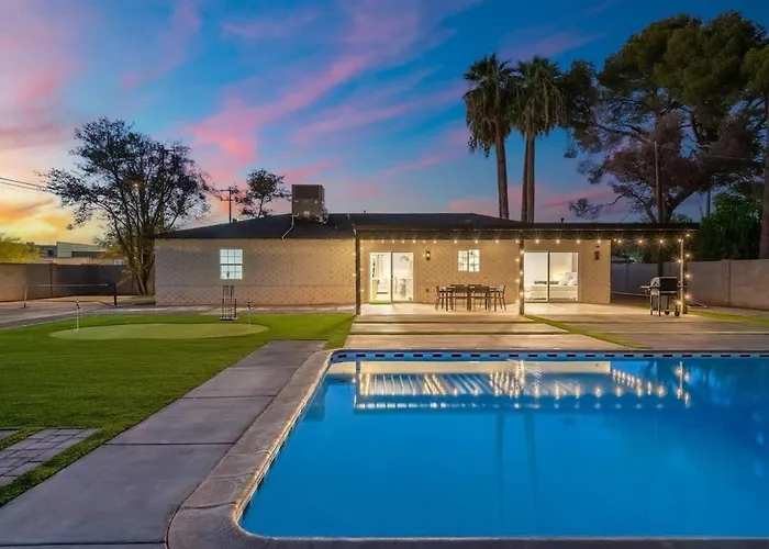 Holiday home Downtown Pool Pickleball Mini Putt Az *